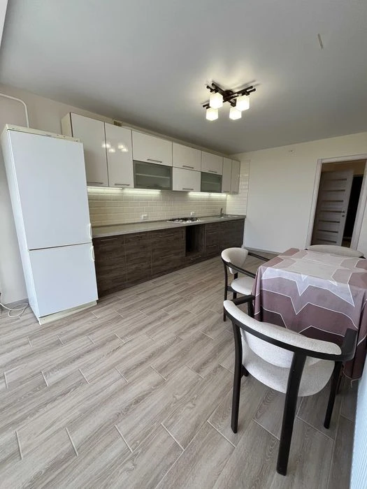 Продається простора 2-на квартира 83,3 м² з автономним опале