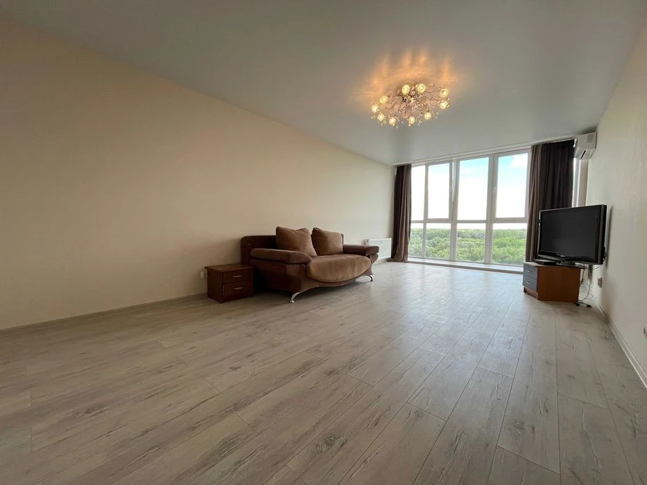 Продається простора 2-на квартира 83,3 м² з автономним опале