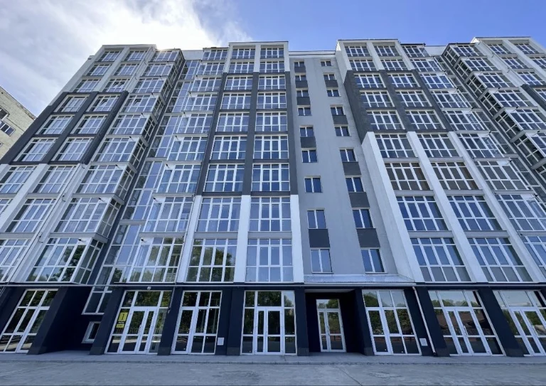 Продам 3- кімнатну квартиру в центрі міста