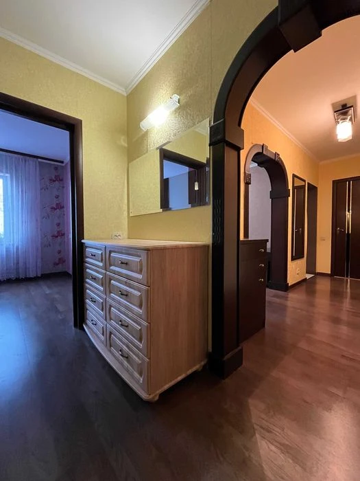 Продається 3-кімнатна квартира з якісним ремонтом 66м2, Град