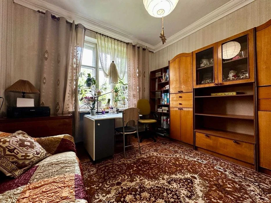 Двокімнатна сталінка 55м2 в центрі міста,житловий стан(NN)