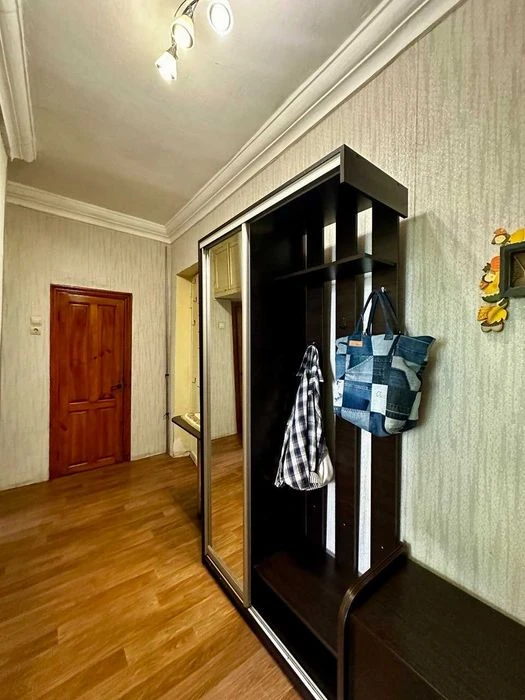 Двокімнатна сталінка 55м2 в центрі міста,житловий стан(NN)