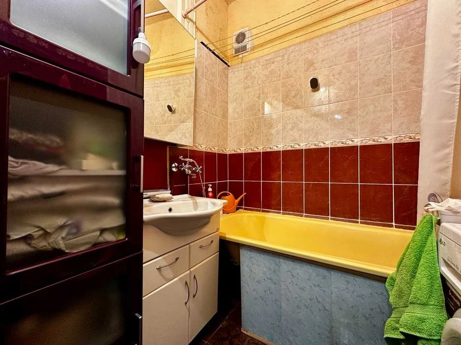 Двокімнатна сталінка 55м2 в центрі міста,житловий стан(NN)
