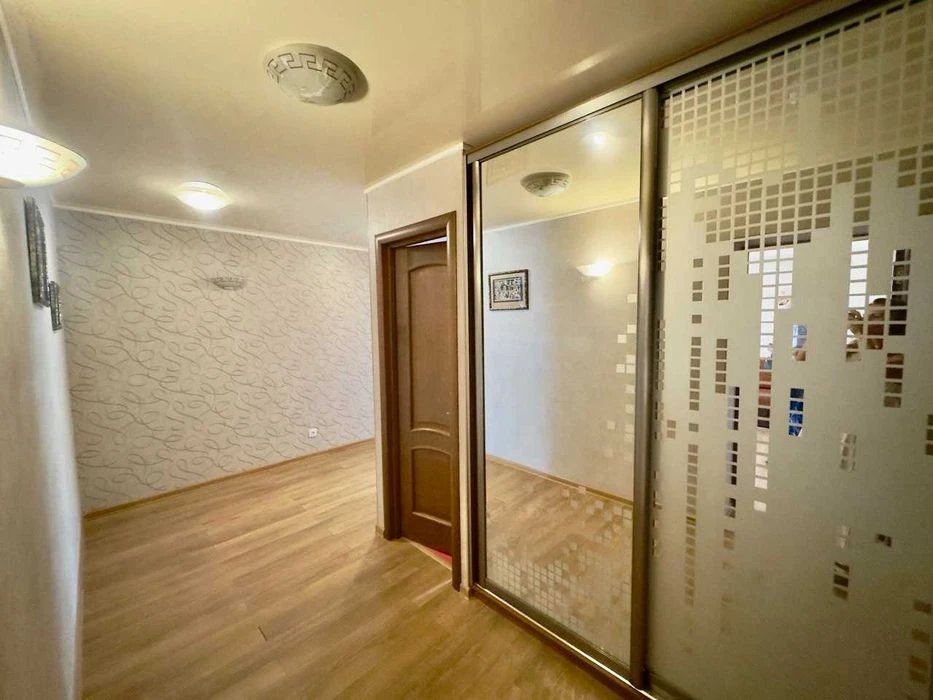 Продається простора 2-кім.квартира 74,1м2 в цегляному будинк