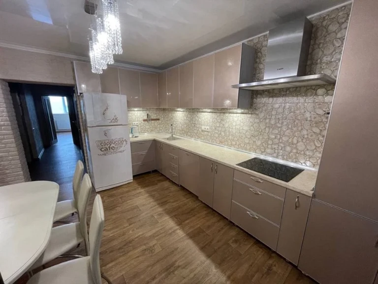 Продаж 1-кімнатної квартири, перепланованої на 2-кімнатну