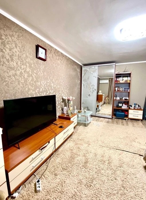 СУПЕР ЛОКАЦІЯ! Велика квартира, ремонт, кухня 14 кв м рн HOL