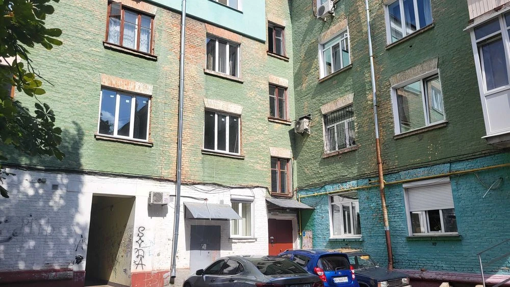 4 комнатная сталинка в центре , 2 этаж, не угловая mn