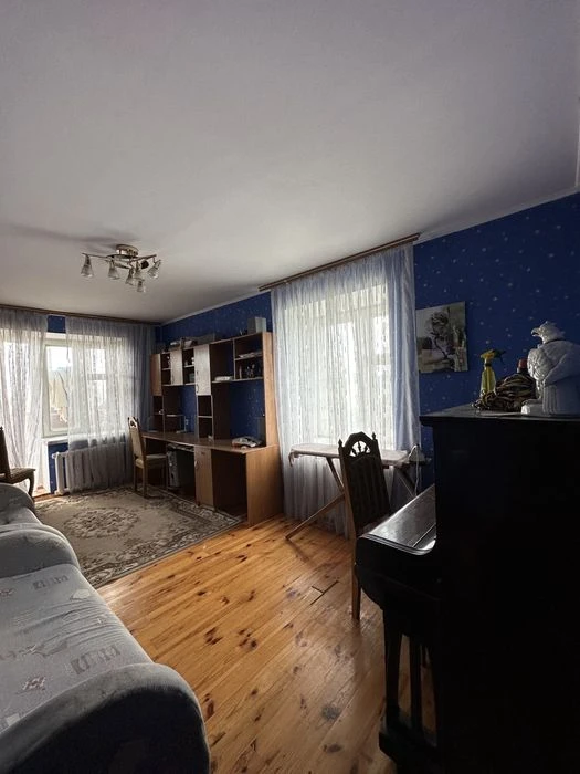 Продається 3-кімнатна квартира по вул. М. Небаби, центр міст