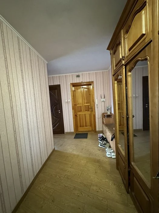 Продається 3-кімнатна квартира по вул. М. Небаби, центр міст