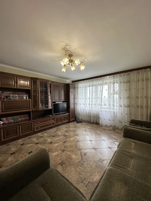 Продається 3-кімнатна квартира по вул. М. Небаби, центр міст