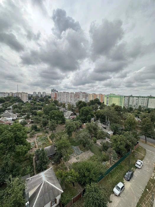 Продається 3-кімнатна квартира по вул. М. Небаби, центр міст