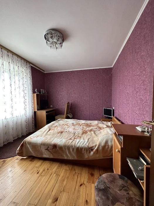 Продається 3-кімнатна квартира по вул. М. Небаби, центр міст