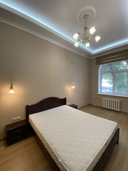 Продам  3х кім. сталінку в центрі.