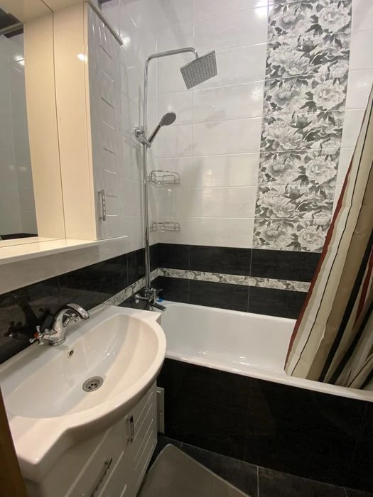 Продам  3х кім. сталінку в центрі.
