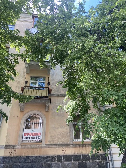 Продам  3х кім. сталінку в центрі.