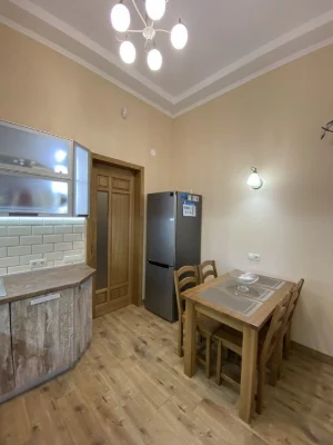 Продам  3х кім. сталінку в центрі.