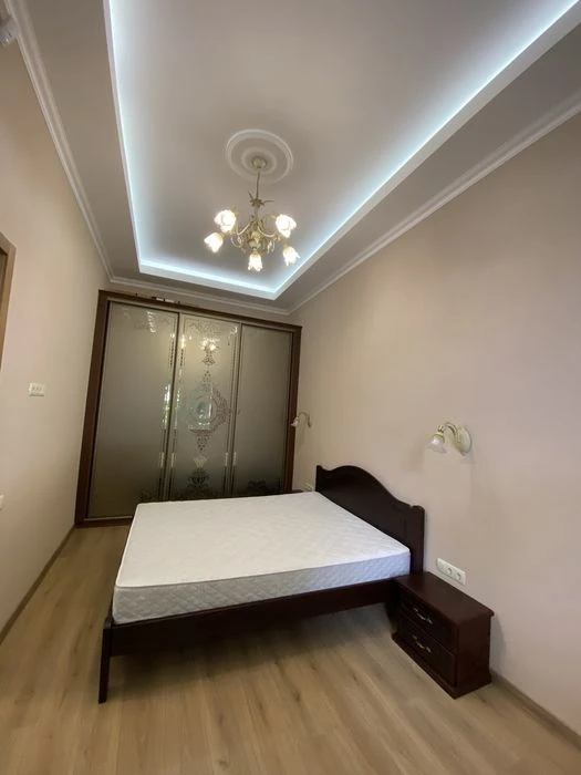 Продам  3х кім. сталінку в центрі.