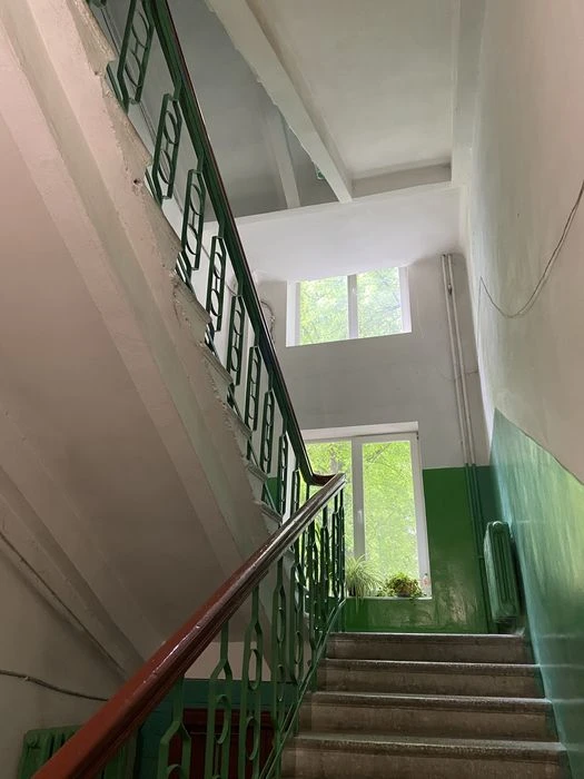 Продам  3х кім. сталінку в центрі.