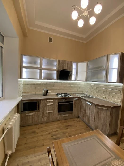 Продам  3х кім. сталінку в центрі.