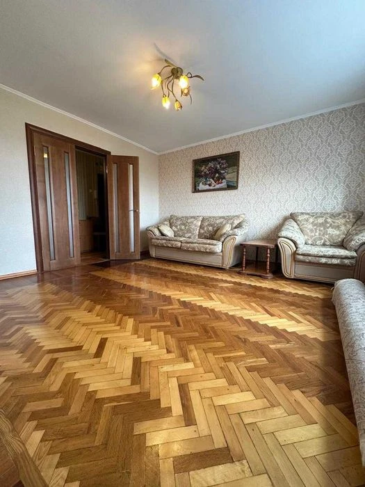 Продається 3-кімнатна квартира в центрі міста, вул. Чорновол