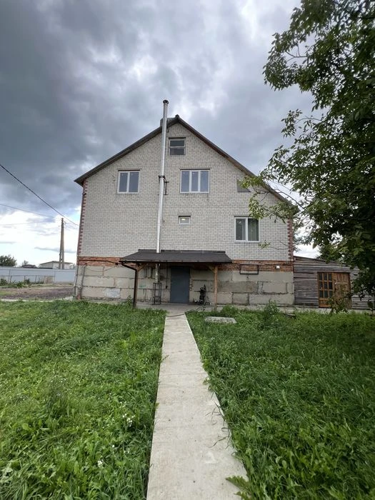 Просторий триповерховий будинок біля Десни, район Бобровиця