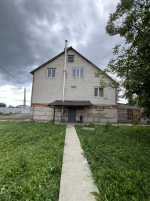 Просторий триповерховий будинок біля Десни, район Бобровиця