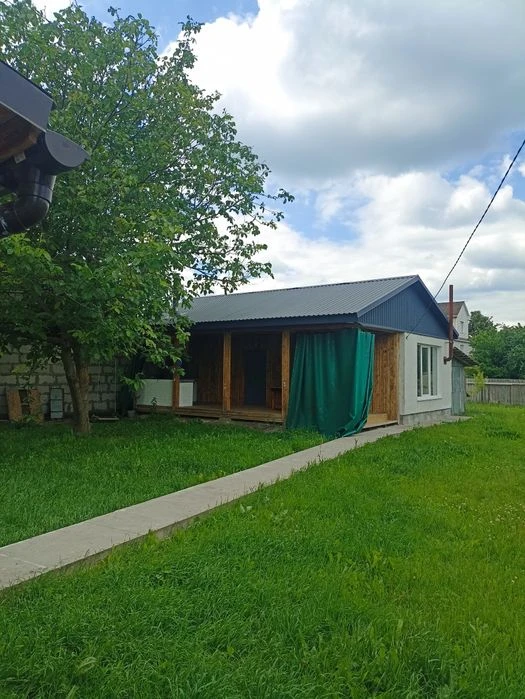 Просторий триповерховий будинок біля Десни, район Бобровиця