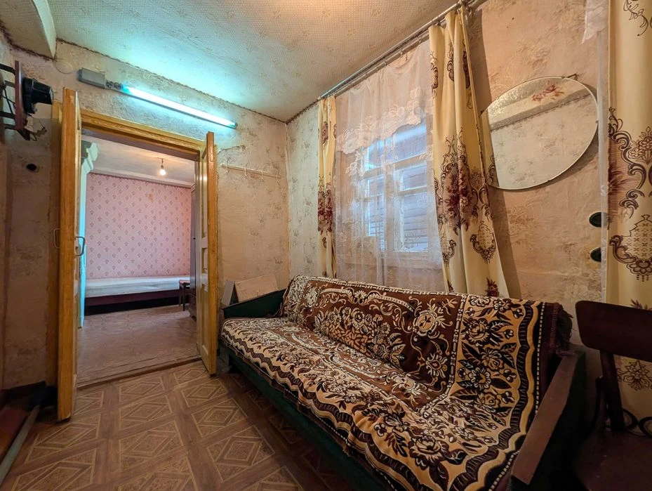 Частина будинку, вул. Лесі Українки, біля музею Коцюбинськог