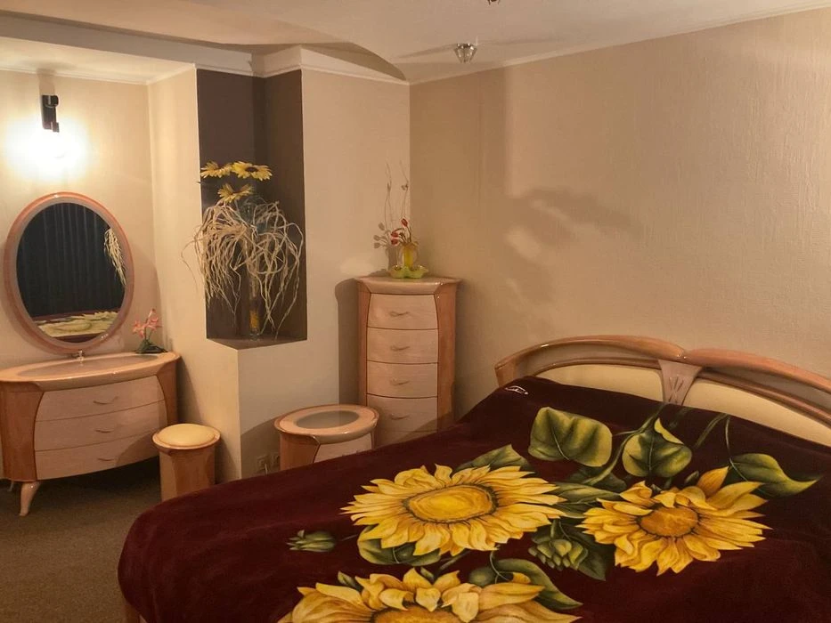 Selling a 4-room apartment at Klochkovskaya 222