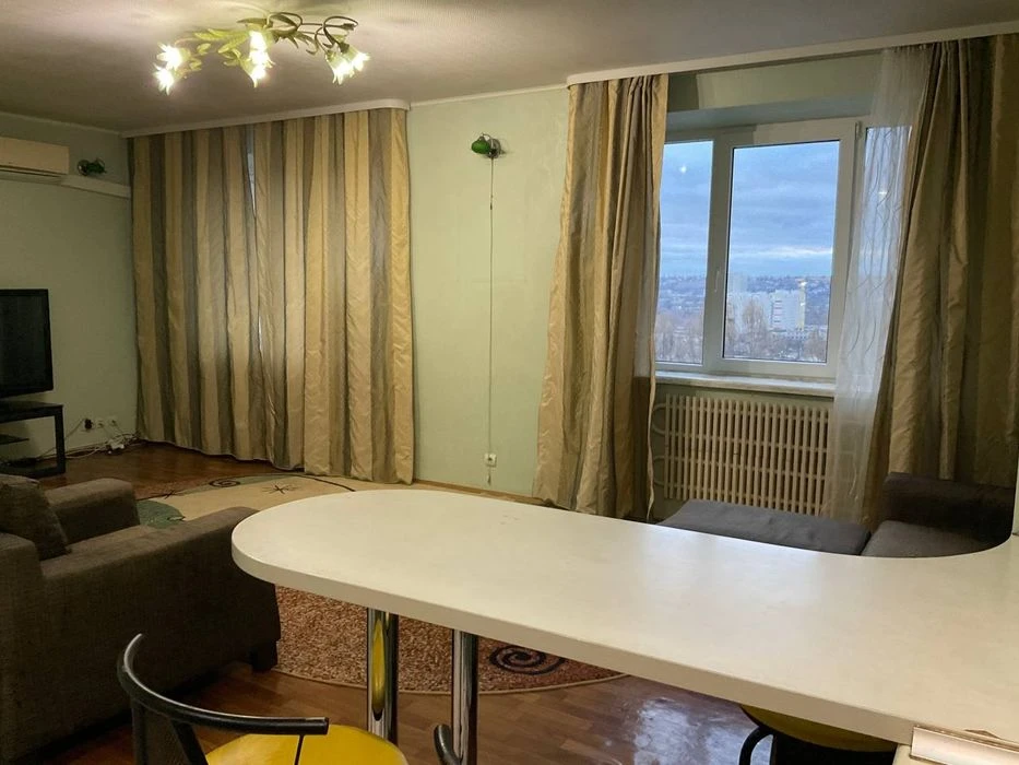 Selling a 4-room apartment at Klochkovskaya 222