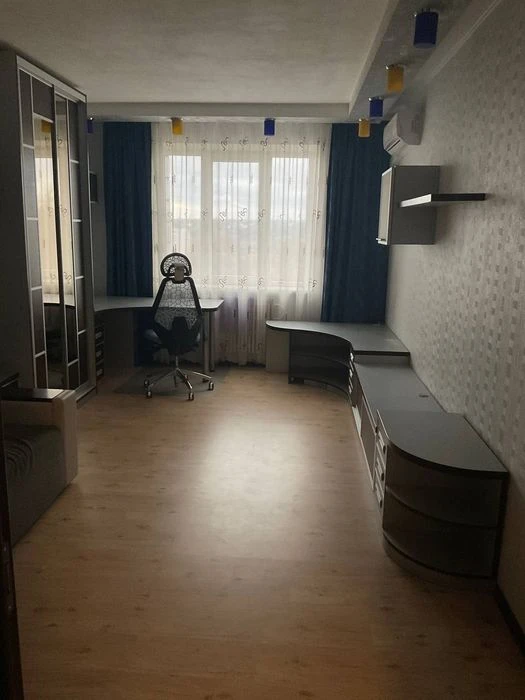Selling a 4-room apartment at Klochkovskaya 222