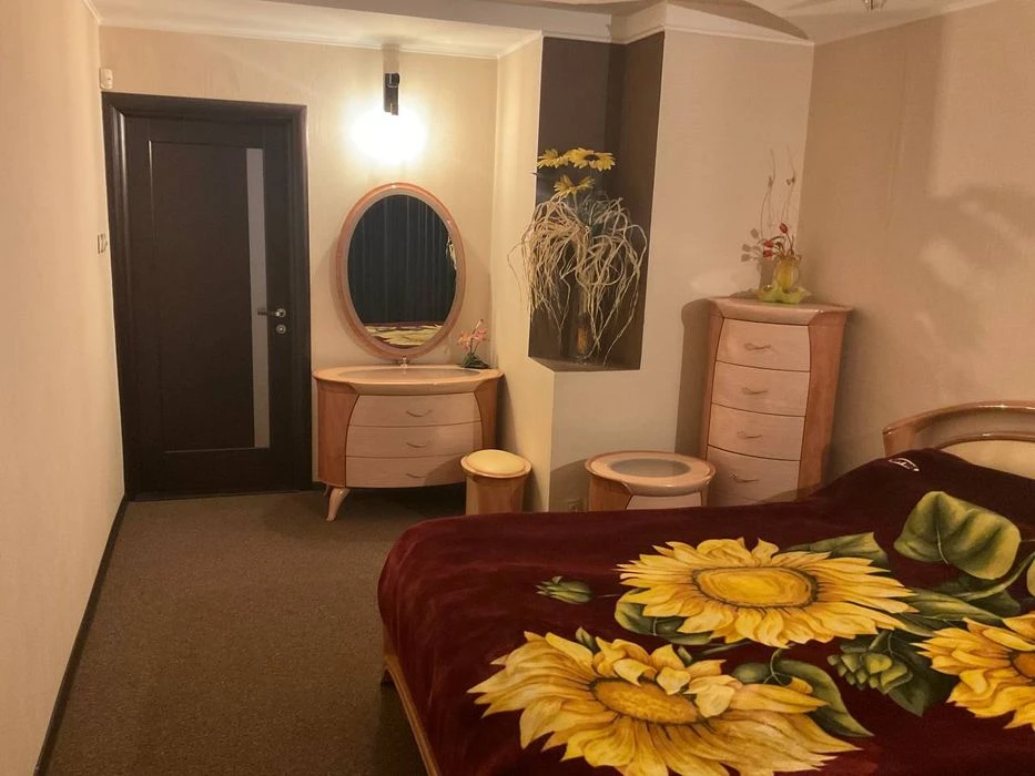 Selling a 4-room apartment at Klochkovskaya 222