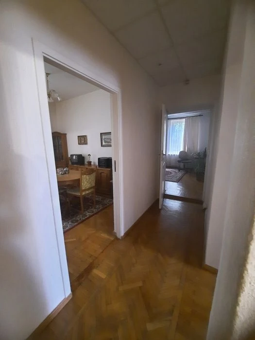 3 кімнатна  квартира  ,,сталінка"   в самому  центрі. Ціну з