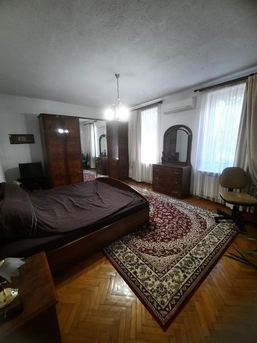 3 кімнатна  квартира  ,,сталінка"   в самому  центрі. Ціну з