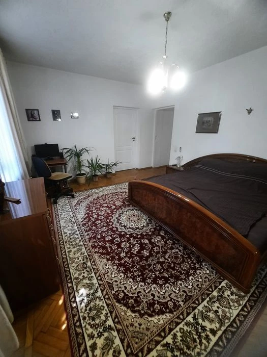 3 кімнатна  квартира  ,,сталінка"   в самому  центрі. Ціну з