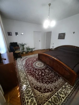 3 кімнатна  квартира  ,,сталінка"   в самому  центрі. Ціну з