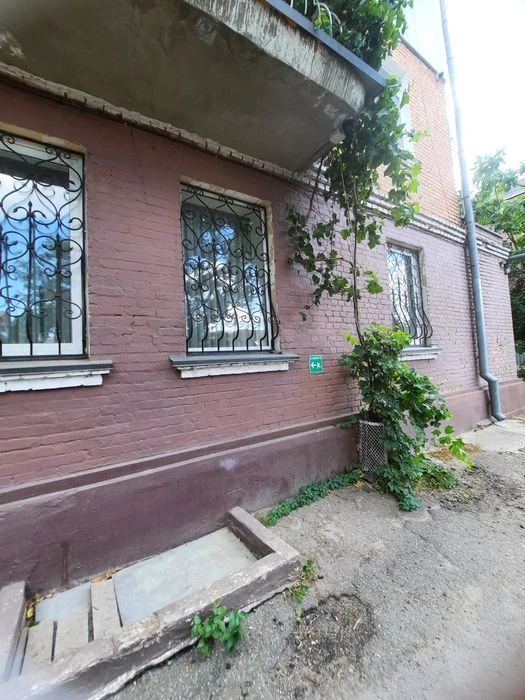 3 кімнатна  квартира  ,,сталінка"   в самому  центрі. Ціну з