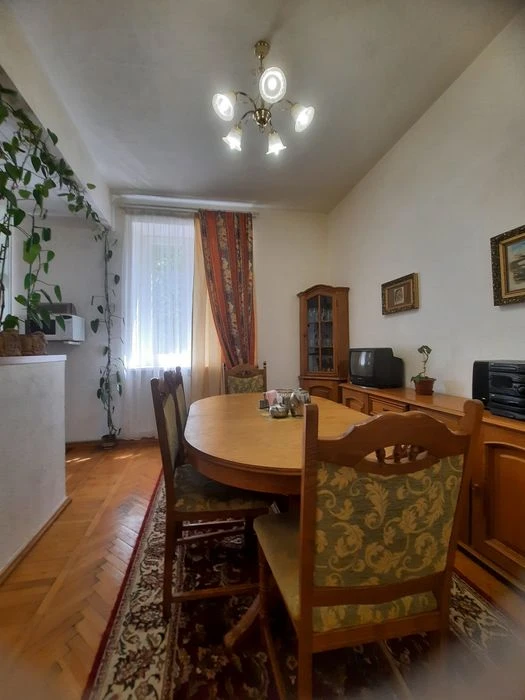 3 кімнатна  квартира  ,,сталінка"   в самому  центрі. Ціну з