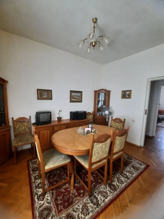 3 кімнатна  квартира  ,,сталінка"   в самому  центрі. Ціну з