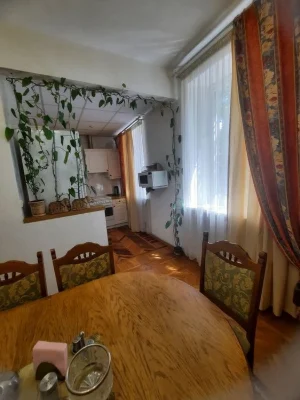 3 кімнатна  квартира  ,,сталінка"   в самому  центрі. Ціну з