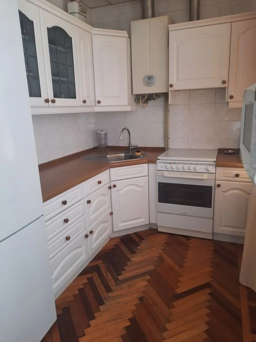3 кімнатна  квартира  ,,сталінка"   в самому  центрі. Ціну з