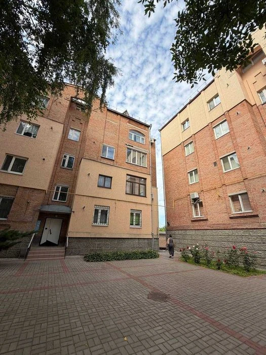 Ціна знижена ! Простора 3-х кім. квартира в центрі Кропивниц