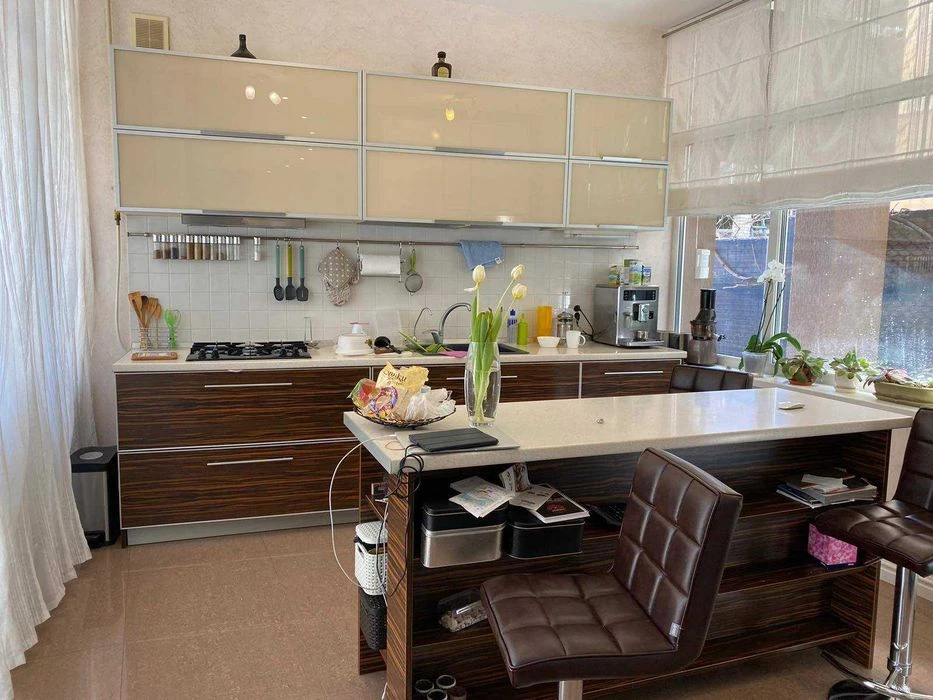 Closed cooperative! House on the 13th century. B. Fontana! Modern! 1V911