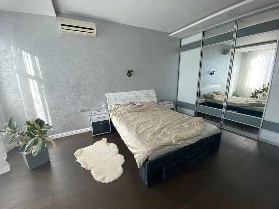 Closed cooperative! House on the 13th century. B. Fontana! Modern! 1V911