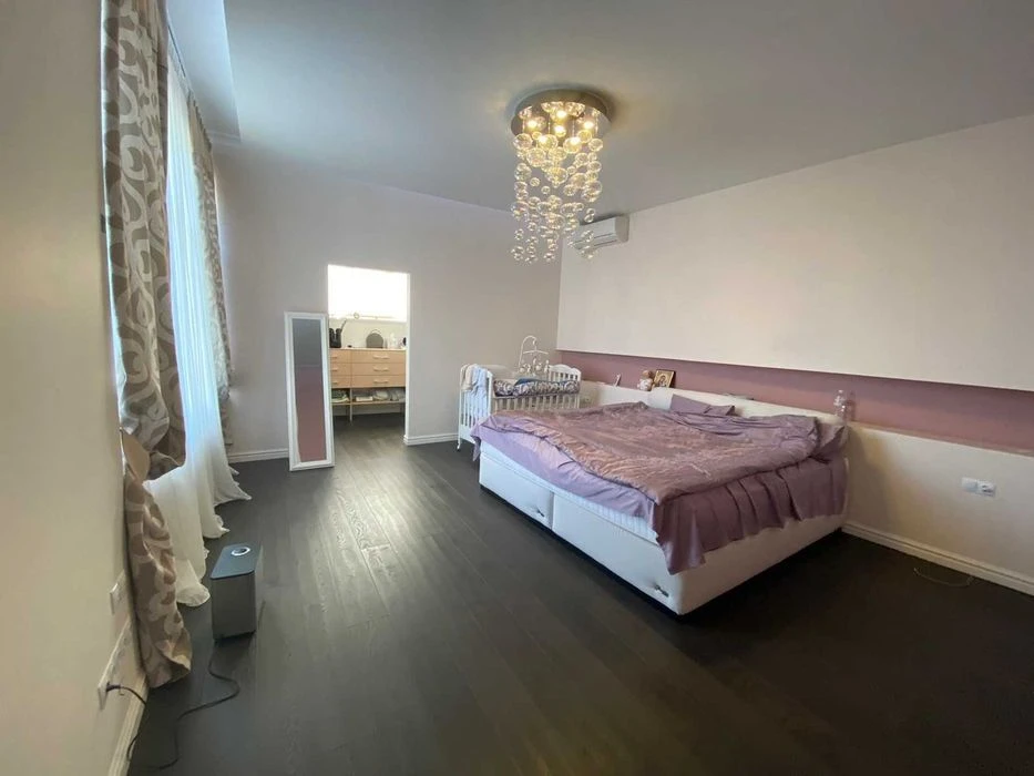 Closed cooperative! House on the 13th century. B. Fontana! Modern! 1V911