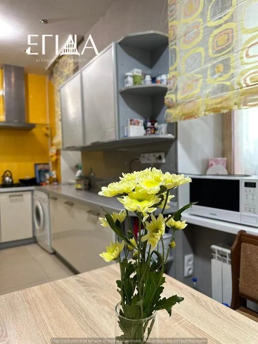 Центр. 4- окремі кімнати та кухня студія .112 м2 + власний д