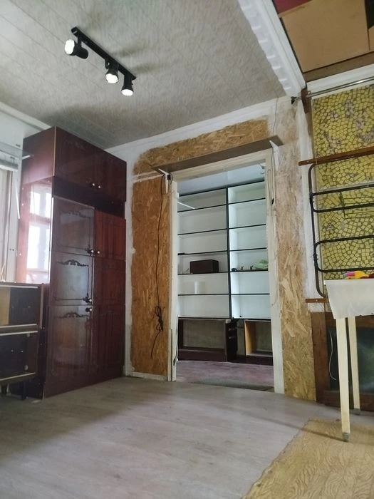 Частина будинку та недобудова в одному дворі