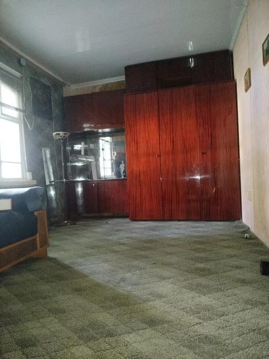 Частина будинку та недобудова в одному дворі