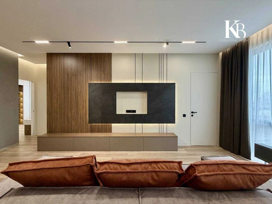 4-room apartment, Center, 90m2, premium renovation, 6 windows,
