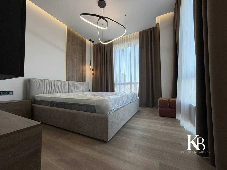 4-room apartment, Center, 90m2, premium renovation, 6 windows,